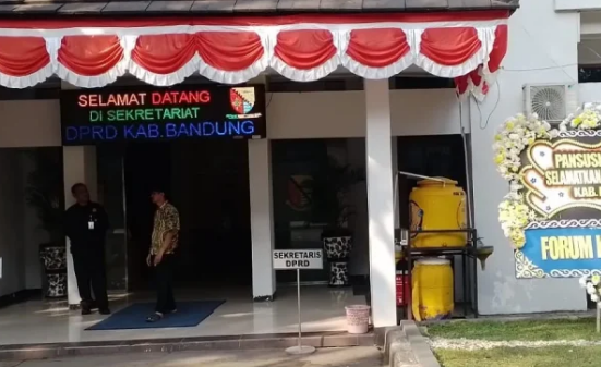 DPRD Tak Peka, Korban Dugaan Korupsi PT BDS Kirim Karangan Bunga